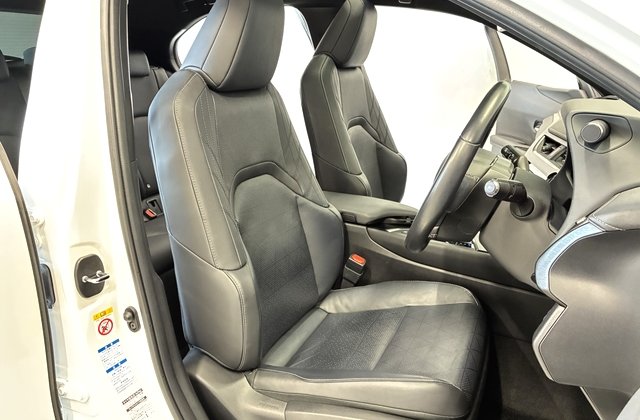 レクサスUX250h バージョンL 4WD