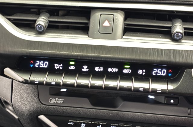 レクサスUX250h バージョンL 4WD