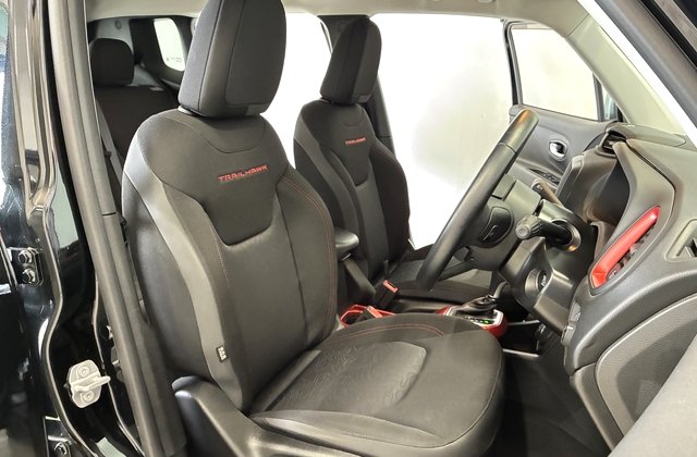 ジープレネゲードトレイルホーク