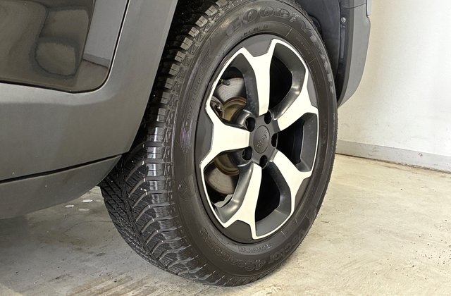 ジープレネゲードトレイルホーク