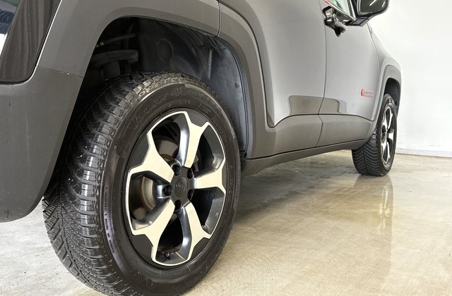 ジープレネゲードトレイルホーク