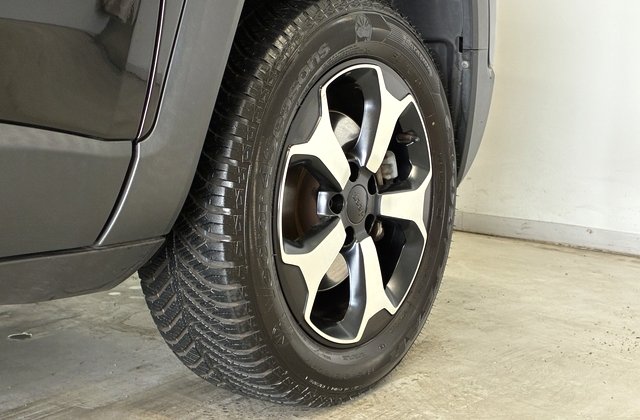 ジープレネゲードトレイルホーク