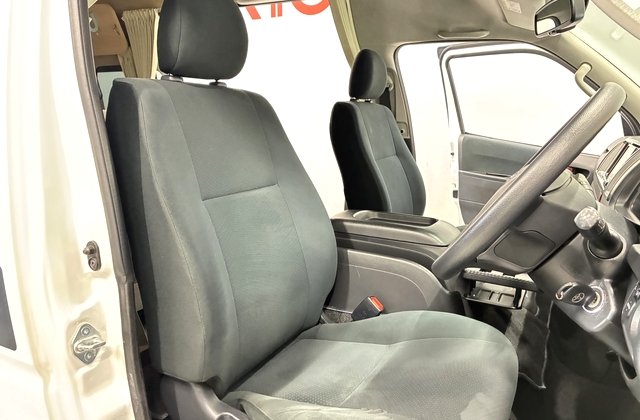 トヨタハイエースバン キャンピング仕様