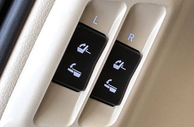 トヨタランドクルーザープラドTX Lパッケージ マッドブラックエディション