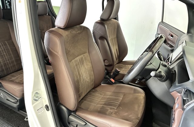 トヨタエスクァイアハイブリッド Gi プレミアムパッケージ