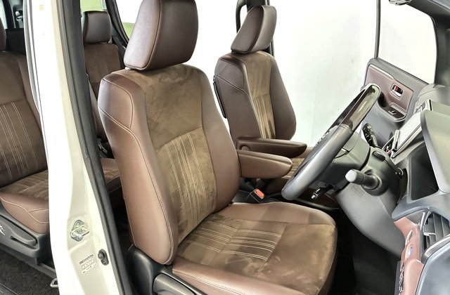 トヨタエスクァイアハイブリッド Gi プレミアムパッケージ