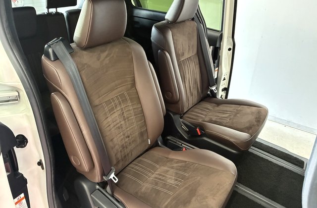 トヨタエスクァイアハイブリッド Gi プレミアムパッケージ