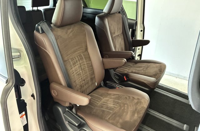 トヨタエスクァイアハイブリッド Gi プレミアムパッケージ