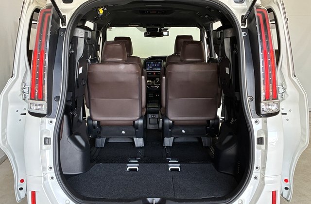 トヨタエスクァイアハイブリッド Gi プレミアムパッケージ