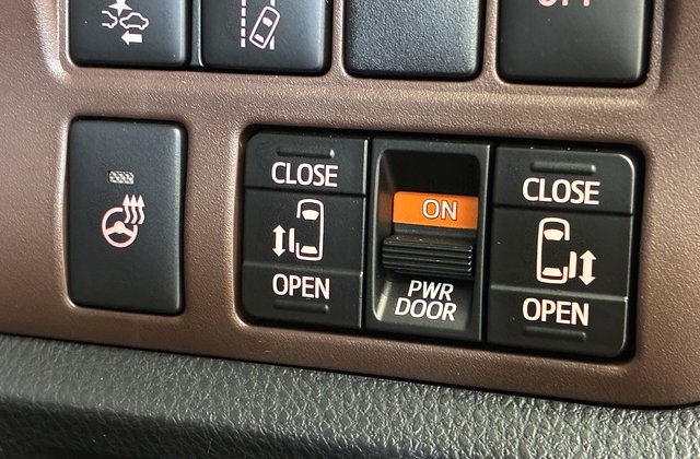 トヨタエスクァイアハイブリッド Gi プレミアムパッケージ