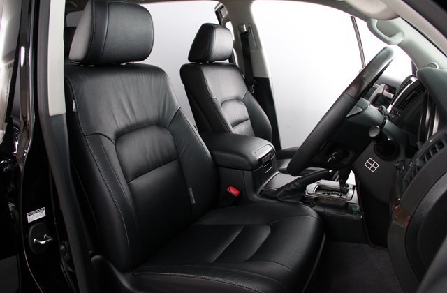 トヨタランドクルーザーAX G 60thブラックレザーセレクション