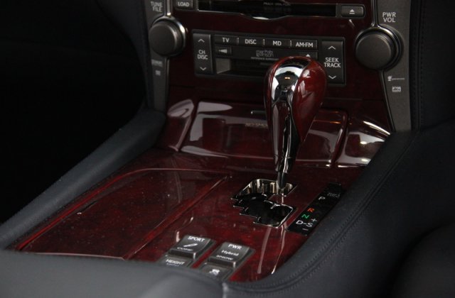 レクサスLSハイブリッドLS600hL 後席セパレートパッケージ