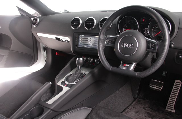 アウディTTクーペ1.8TFSI S-Lineパッケージ