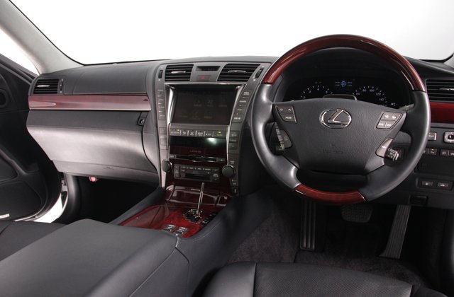 レクサスLSハイブリッドLS600hL 後席セパレートシートパッケージ