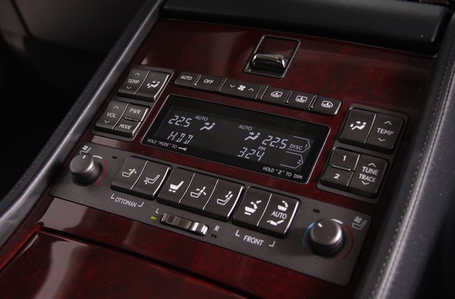 レクサスLSハイブリッドLS600hL 後席セパレートシートパッケージ