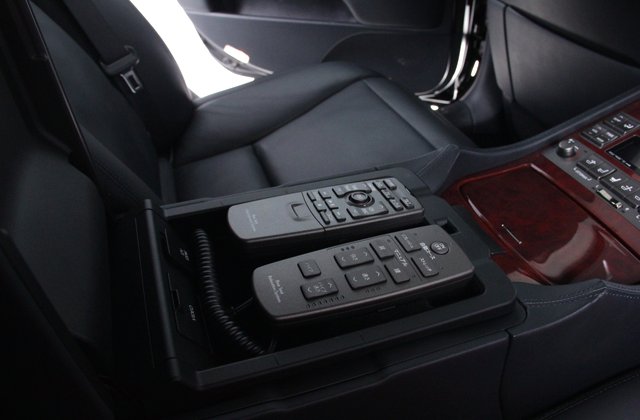 レクサスLSハイブリッドLS600hL 後席セパレートシートパッケージ