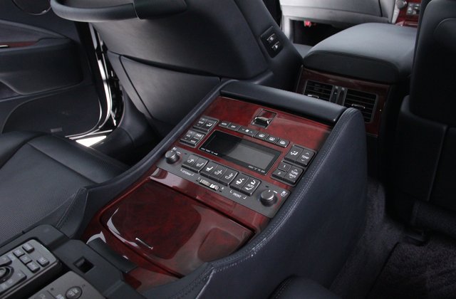 レクサスLSハイブリッドLS600hL 後席セパレートシートパッケージ