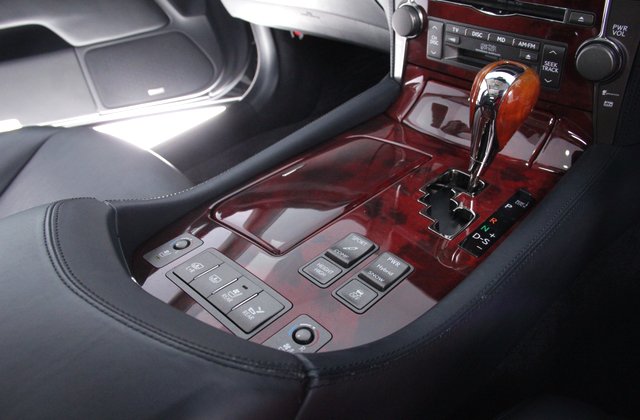 レクサスLSハイブリッドLS600hL 後席セパレートシートパッケージ