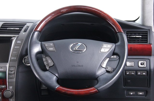 レクサスLSハイブリッドLS600hL 後席セパレートシートパッケージ
