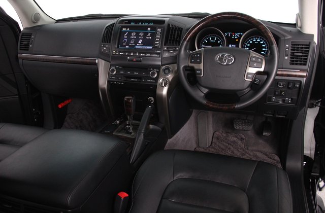 トヨタランドクルーザーAX G 60thブラックレザーセレクション