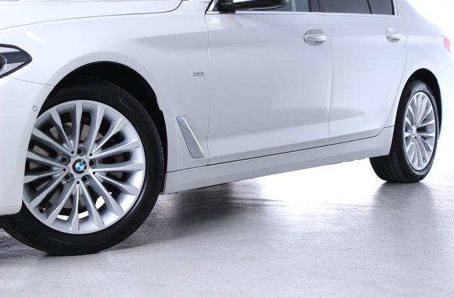 BMW5シリーズ523d ラグジュアリー