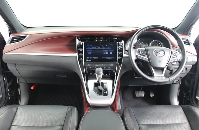 トヨタハリアープログレス メタルアンドレザーパッケージ